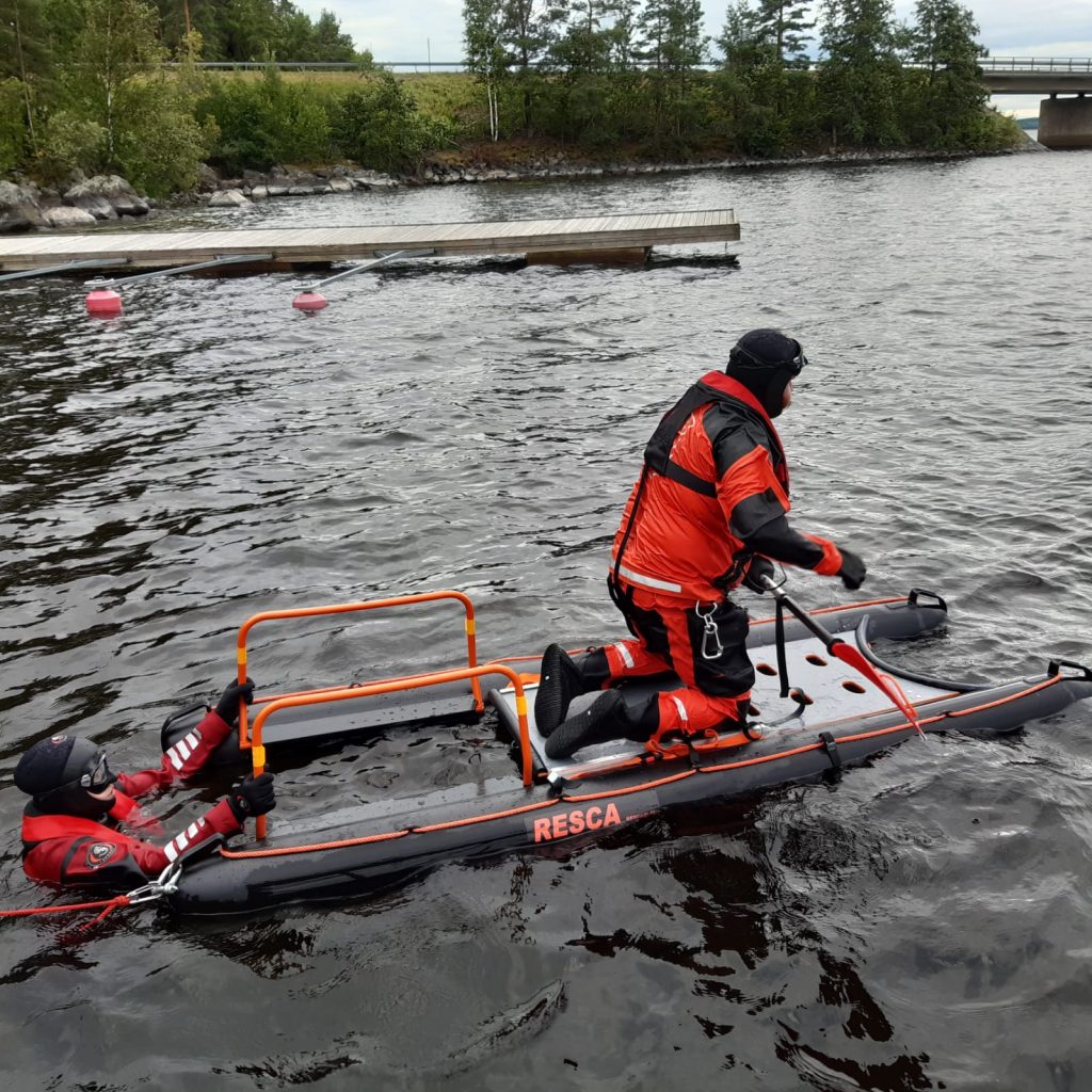 Kuvassa Resca-pelastuslautta, jota käytetään Leppälahden Vapaaehtoinen Palokunta r.y.:n harjoituksissa. Kuva: Juha Laksela